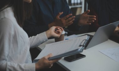 Toplantı odasında birlikte çalışan iş adamları, takım çalışması arka plan çizelgeleri ve grafikler, çift pozlama başarılı takım çalışması, iş planlama konsepti.