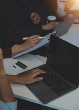 Toplantı odasında birlikte çalışan iş adamları, takım çalışması arka plan çizelgeleri ve grafikler, çift pozlama başarılı takım çalışması, iş planlama konsepti.