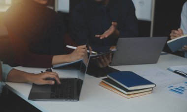 Toplantı odasında birlikte çalışan iş adamları, takım çalışması arka plan çizelgeleri ve grafikler, çift pozlama başarılı takım çalışması, iş planlama konsepti.