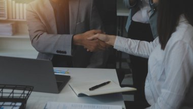 İş adamları toplantıdan sonra el sıkışıyor. meslektaşları konferanstan sonra el sıkışma. Tebrik anlaşma, takım çalışması ortaklık işbirliği kavramı.