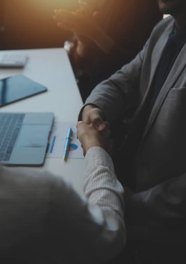 İş adamları toplantıdan sonra el sıkışıyor. meslektaşları konferanstan sonra el sıkışma. Tebrik anlaşma, takım çalışması ortaklık işbirliği kavramı.