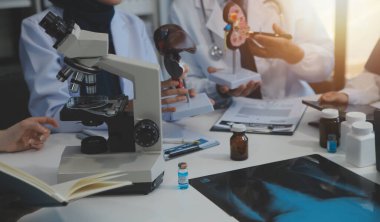 Bilim adamı mikroskop örneğini inceliyor