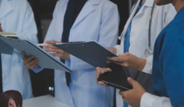 Kapat. Bir grup doktor ve hemşire hastanede yan yana duruyorlar..