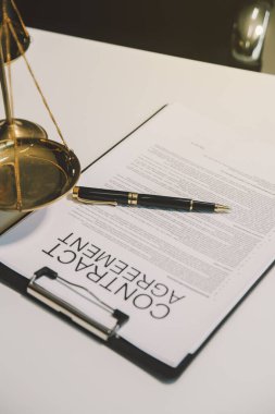 Avukat, hukuk danışmanı, iş adamı anlaşmanın ayrıntıları hakkında beyin fırtınası yapan iş adamı. Sözleşme belgelerindeki doğruluk için yasal işlem defterlerindeki iş sözleşmeleri. ortak mali yatırım.