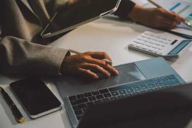 Toplantı odasında birlikte çalışan iş adamları, takım çalışması arka plan çizelgeleri ve grafikler, çift pozlama başarılı takım çalışması, iş planlama konsepti.