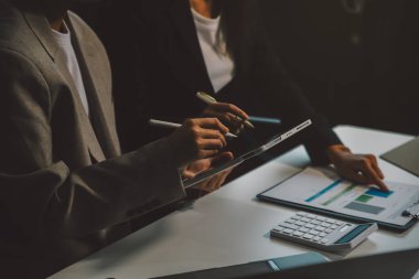 Toplantı odasında birlikte çalışan iş adamları, takım çalışması arka plan çizelgeleri ve grafikler, çift pozlama başarılı takım çalışması, iş planlama konsepti.