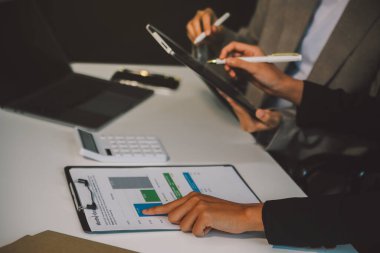 Toplantı odasında birlikte çalışan iş adamları, takım çalışması arka plan çizelgeleri ve grafikler, çift pozlama başarılı takım çalışması, iş planlama konsepti.