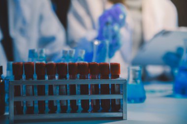 Kimyager ve bilim adamı test tüpüne kimyasal sıvı bırakıyor. Bilim araştırma ve geliştirme konsepti.