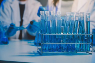 Kimyager ve bilim adamı test tüpüne kimyasal sıvı bırakıyor. Bilim araştırma ve geliştirme konsepti.