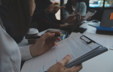 Toplantı odasında birlikte çalışan iş adamları, takım çalışması arka plan çizelgeleri ve grafikler, çift pozlama başarılı takım çalışması, iş planlama konsepti.