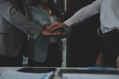 İş adamları toplantıdan sonra el sıkışıyor. meslektaşları konferanstan sonra el sıkışma. Tebrik anlaşma, takım çalışması ortaklık işbirliği kavramı.