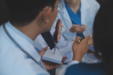 Doktorlar hastane masasında toplanıyor.