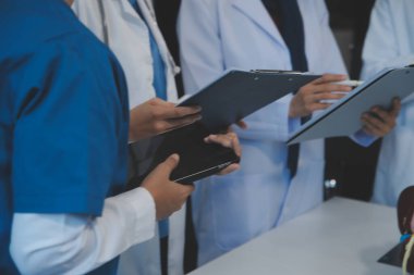 Doktor ekibini kapatın ve hastanede tıbbi teşhisi tartışın..