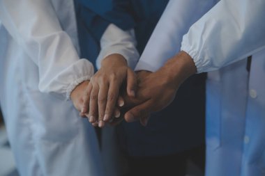 Doktorlar ve hemşireler el ele verip güvenirler. Ekip çalışmasını hastanede sağlıklı ve tıbbi kabul edin.