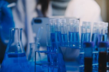 Kimyager ve bilim adamı test tüpüne kimyasal sıvı bırakıyor. Bilim araştırma ve geliştirme konsepti.