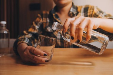 bardak su tutan sağlıklı güzel genç kadın