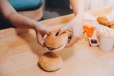 Fast food burger yiyen kadınlar, kovulmuş tavuk, donut ve tatlılarda aşırı yeme bozukluğu.