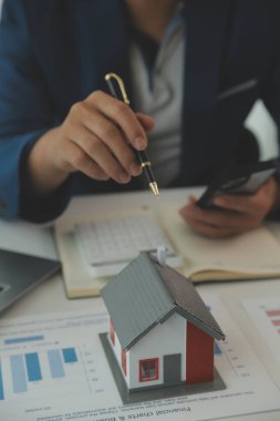 Kalem tutan işadamları, sigorta ile ev tapularını imzalayan emlak hizmetleri ve emlakçıların müşterilerine taksit ödeme yapma fikrine önem veren işadamları..