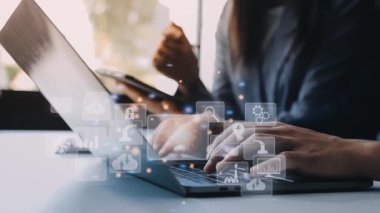 Soyut teknoloji dünya haritası ve dizüstü bilgisayar, büyük veriler ve strateji konsepti üzerinde çalışan adam çifte pozlama