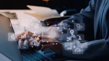 Dizüstü bilgisayarda simge arayüzü ile yazı yazan işadamı