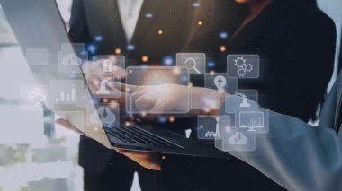 İş adamı iş adamları için laptop kullanıyor.