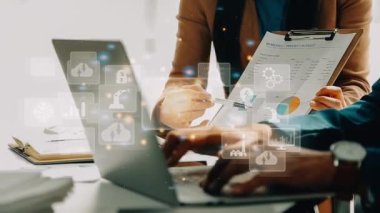 Kadın elinin bilgisayar ve sosyal ağ temalı hologram çizimlerinde çifte pozlama. Halk medyası kavramı.