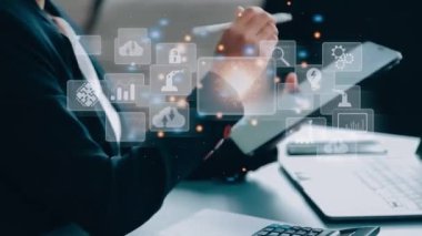 İşkadını ofiste dizüstü bilgisayarla çalışıyor.