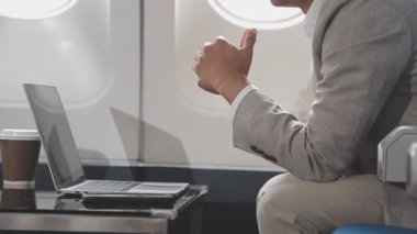Havaalanında dizüstü kullanarak iş adamı