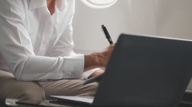 Havaalanında dizüstü bilgisayarla çalışan iş adamı