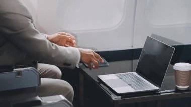 Havaalanı uçak uçuşunda tablet kullanan işadamı