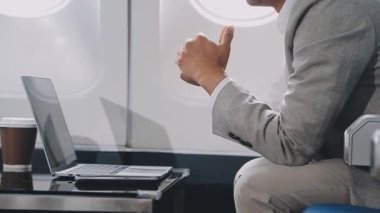 bir sandalyede oturan işadamı