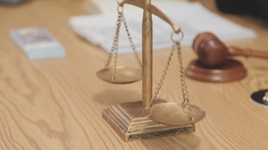 Yargıç Tokmak ve para büro masasının arkasında..