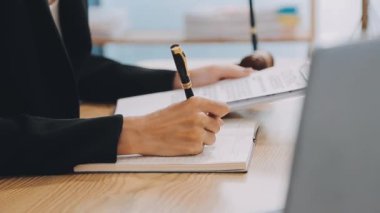 Avukat, ahşap masada dizüstü bilgisayar, tokmak ve adalet terazisiyle yeni iş sözleşmesi üzerinde çalışıyor.