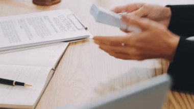 Görevdeki genç adam.