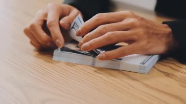 Masa başında cep telefonu kullanan adam