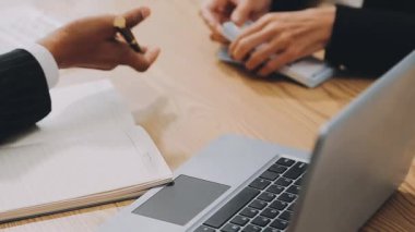 Akıllı telefon kullanarak ve not defterine yazı yazarak iş adamını kapat