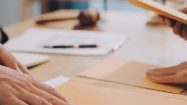 Takım elbiseli bir adam kafede bir belgeyle çalışıyor..