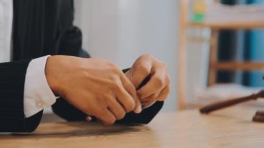Takım elbiseli erkek avukat tokmağı ofisinde tutuyor..