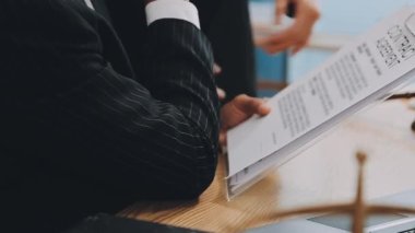 yakın plan - iş adamının elinde belgeler var