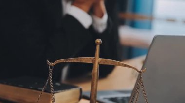 Adalet ve hukuk kavramı. Avukat ya da hakim avukat, hukuk ve hukuk hizmetleri.