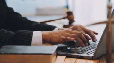 Ofiste çalışan iş kadını..