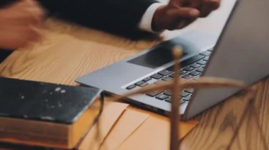 İşadamı ofiste dizüstü bilgisayarda çalışıyor..