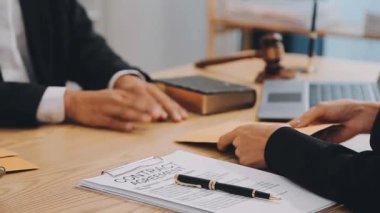 Avukatın müvekkiline kontrat imzalamasını kapat