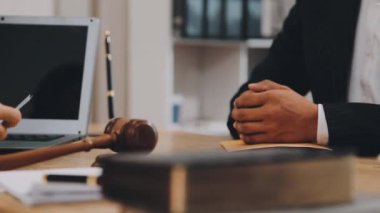 Avukatın avukatlık bürosunda belgelerle çalışması, hukuki hizmet kavramı.,