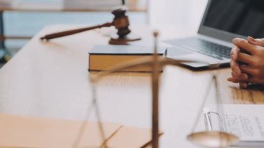 Avukat ofiste dizüstü bilgisayarla çalışıyor, yakın plan.