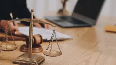 Hukuk teması, Yargıç Tokmak