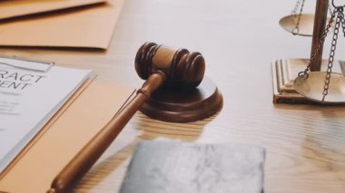 Yargıç tokmak ile sözleşme