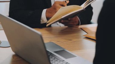 İş kadını ofiste dizüstü bilgisayarla çalışıyor..