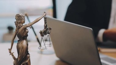 Adalet hukuku kavramı. Yargıç tokmak, adalet ve yargıç tokmak büroda bir masada. Hukuk firması bir hukuk ve adalet terazisidir.