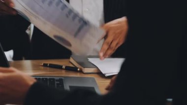 İşadamları ofiste çalışıyor.